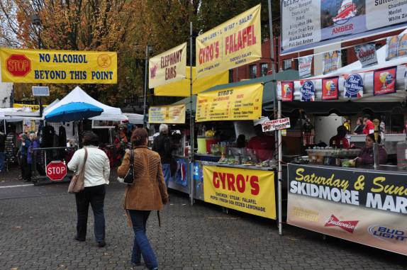 Carrinhos de comida, típicos de Portland, no Oregon, oeste dos Estados Unidos